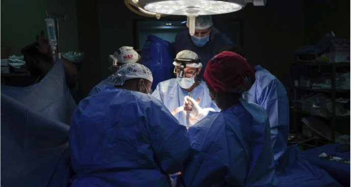 Des chirurgiens opèrant à l'hôpital al-Aqsa,